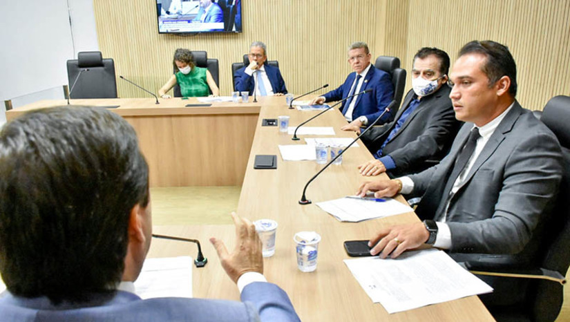 Imagem 1 -  CCJ da ALRN aprova reestruturação do plano de cargos e salários da Sesap e mais 16 projetos. Na última sessão do ano, os deputados estaduais do RN aprovaram pautas importantes de iniciativa do governo e também de parlamentares, que agora seguirão para votação no plenário da casa. Dentre os Projetos de Lei aprovados, também estão o que dispõe sobre a recomposição salarial dos servidores do quadro permanente dos órgãos e entidades da administração direta e indireta do governo estadual e o que institui o Programa Estadual de Proteção às Crianças e aos Adolescentes Órfãos de Vítimas da Covid-19, ambos de iniciativa do executivo, bem como que dispõe sobre o IPVA, para que possa ser parcelado em até 10 vezes. Atualmente esse tributo pode ser parcelado em até cinco vezes. Este último, de iniciativa do deputado Kelps; veja outras pautas aprovadas na CCJ.