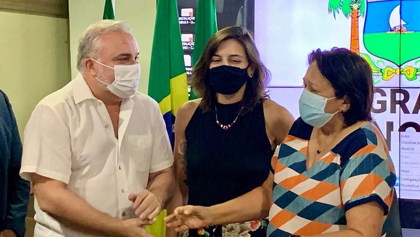 Imagem 1 - Areninhas Potiguares: Estado vai construir quadras esportivas nas escolas. O governo do RN celebrou contrato com a Caixa para início do projeto. Inicialmente serão contempladas escolas da Região Metropolitana de Natal, num total de 15 areninhas, mas o plano do governo do RN é levá-las às demais regiões para estimular a prática esportiva da juventude potiguar. Os recursos, no valor de R$ 5,1 milhões, são oriundos de emendas parlamentares do senador Jean Paul Prates e da deputada federal Natália Bonavides, com a contrapartida estadual. Os espaços são compostos por um campo de futebol society com alambrado, vestiário, iluminação e arquibancada. Imagem 1 - Areninhas Potiguares: Estado vai construir quadras esportivas nas escolas. O governo do RN celebrou contrato com a Caixa para início do projeto. Inicialmente serão contempladas escolas da Região Metropolitana de Natal, num total de 15 areninhas, mas o plano do governo do RN é levá-las às demais regiões para estimular a prática esportiva da juventude potiguar. Os recursos, no valor de R$ 5,1 milhões, são oriundos de emendas parlamentares do senador Jean Paul Prates e da deputada federal Natália Bonavides, com a contrapartida estadual. Os espaços são compostos por um campo de futebol society com alambrado, vestiário, iluminação e arquibancada.
