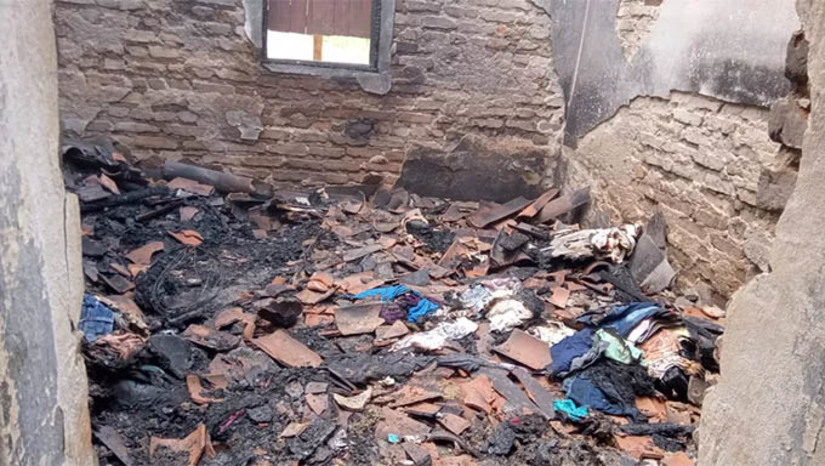 Imagem 1 -  O incidente aconteceu na noite desta sexta-feira, 24, véspera de natal, na casa dos avós da criança. Vizinhos ainda tentaram apagar o fogo usando um carro pipa, mas não foi possível retirar o garoto com vida das chamas. O caso deve ser investigado pela Policia Civil, com apoio pericial do Corpo de Bombeiros e do ITEP.