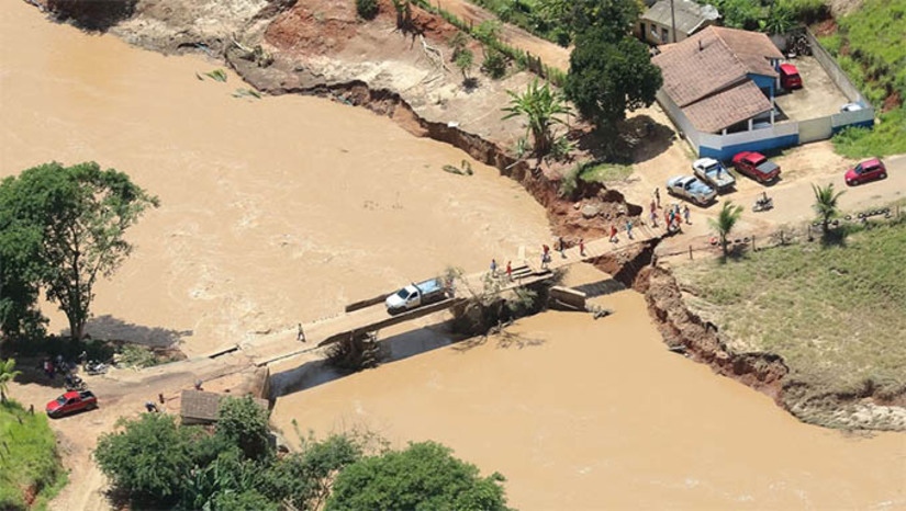 Imagem 1 - A Defesa Civil do estado e as prefeituras das cidades atingidas informaram hoje (25) que são quase 4,2 mil desabrigados e mais de 11,2 mil desalojados. Os feridos são 286 e 17 morreram nas enchentes. A população atingida chega perto de 380 mil pessoas de 66 municípios, como Ilhéus, Porto Seguro, Prado e Vitória da Conquista. Imagem 1 - A Defesa Civil do estado e as prefeituras das cidades atingidas informaram hoje (25) que são quase 4,2 mil desabrigados e mais de 11,2 mil desalojados. Os feridos são 286 e 17 morreram nas enchentes. A população atingida chega perto de 380 mil pessoas de 66 municípios, como Ilhéus, Porto Seguro, Prado e Vitória da Conquista.