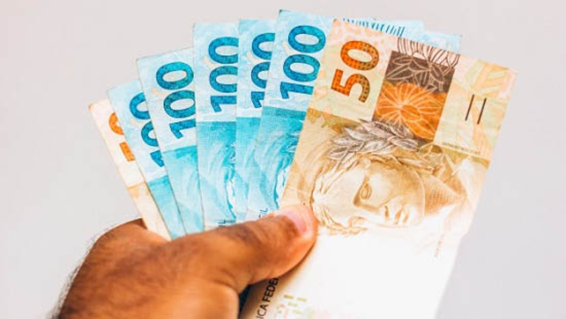 Imagem 1 - Governo antecipa conclusão de pagamento de dezembro para esta quinta (30). Nesta quinta serão depositados os 70% restantes para quem recebe acima de R$ 4 mil e ainda o salário integral das pastas com recursos próprios, totalizando um montante de mais de R$ 183 milhões e uma folha completa de R$ 492 milhões. Com o pagamento de hoje, o Executivo Estadual quitará 14 folhas salariais em um ano, sendo os 12 vencimentos do mês, acrescido do “décimo”, que será concluído até terça, e o décimo terceiro de 2018, herdado da última gestão. Imagem 1 - Governo antecipa conclusão de pagamento de dezembro para esta quinta (30). Nesta quinta serão depositados os 70% restantes para quem recebe acima de R$ 4 mil e ainda o salário integral das pastas com recursos próprios, totalizando um montante de mais de R$ 183 milhões e uma folha completa de R$ 492 milhões. Com o pagamento de hoje, o Executivo Estadual quitará 14 folhas salariais em um ano, sendo os 12 vencimentos do mês, acrescido do “décimo”, que será concluído até terça, e o décimo terceiro de 2018, herdado da última gestão.