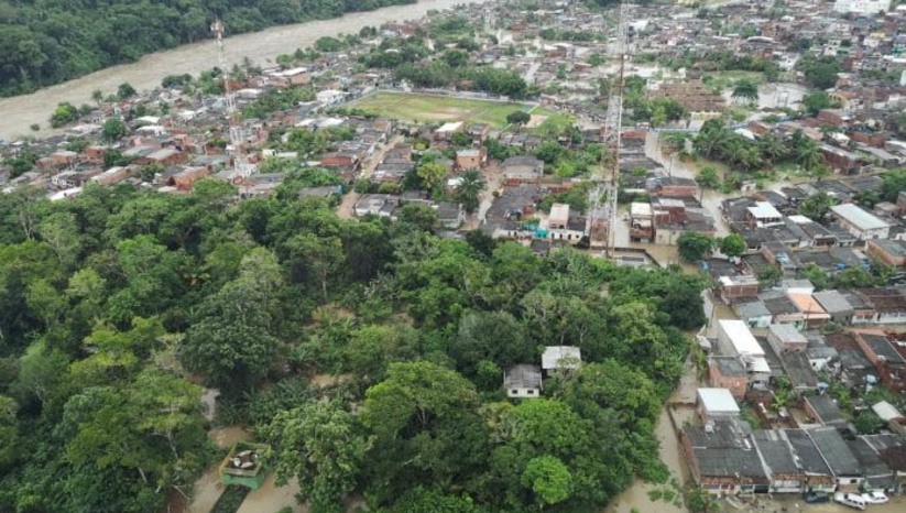 Imagem 1 -  Governo Federal recusa ajuda humanitária da Argentina ao estado da Bahia. A informação foi divulgada pelo Governo da Bahia. Por meio de nota, o governo afirmou que foi informado pelo consulado argentino, na noite desta quarta-feira (29), sobre a recusa do Ministério das Relações Exteriores do Brasil. O país vizinho pretendia enviar imediatamente ao sul da Bahia uma missão com profissionais especializados nas áreas de água, saneamento, logística e apoio psicossocial para vítimas de desastres.