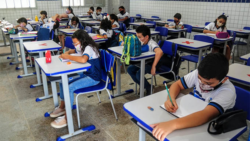 Imagem 1 - Por meio do programa “Educação Digital”, ao longo desta semana será realizado, pelas próprias unidades de ensino, o processo de renovação das matrículas dos alunos que já fazem parte da rede. Com um sistema 100% digital, não há necessidade dos pais ou responsáveis se dirigirem à escola ou Unidade de Educação Infantil (UEI) em que o estudante esteja matriculado. “Os pais não precisam se dirigir à escola. Essa é uma etapa executada pela própria escola ou UEI. Se o aluno vai permanecer na unidade, a própria escola renova a matrícula”, enfatiza a secretária municipal de Educação, Hubeônia Alencar. Imagem 1 - Por meio do programa “Educação Digital”, ao longo desta semana será realizado, pelas próprias unidades de ensino, o processo de renovação das matrículas dos alunos que já fazem parte da rede. Com um sistema 100% digital, não há necessidade dos pais ou responsáveis se dirigirem à escola ou Unidade de Educação Infantil (UEI) em que o estudante esteja matriculado. “Os pais não precisam se dirigir à escola. Essa é uma etapa executada pela própria escola ou UEI. Se o aluno vai permanecer na unidade, a própria escola renova a matrícula”, enfatiza a secretária municipal de Educação, Hubeônia Alencar.