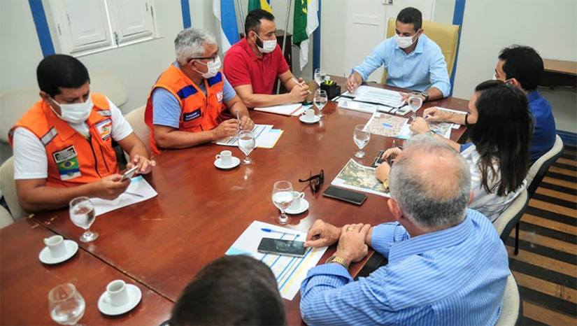 Imagem 1 - Allyson reúne força-tarefa para discutir plano de ação contra alagamento em Mossoró. Desde o ano passado, o Município realiza grandes obras de drenagem, além da limpeza urbana, com o objetivo de amenizar os efeitos das chuvas. Em setembro, o trabalho foi intensificado com a limpeza de canais, córregos e galerias. Obras de drenagem seguem acontecendo na cidade. “O Município está adotando todas as medidas necessárias de prevenção e ação para resolver a situação, que é histórica", afirmou o gestor. Imagem 1 - Allyson reúne força-tarefa para discutir plano de ação contra alagamento em Mossoró. Desde o ano passado, o Município realiza grandes obras de drenagem, além da limpeza urbana, com o objetivo de amenizar os efeitos das chuvas. Em setembro, o trabalho foi intensificado com a limpeza de canais, córregos e galerias. Obras de drenagem seguem acontecendo na cidade. “O Município está adotando todas as medidas necessárias de prevenção e ação para resolver a situação, que é histórica", afirmou o gestor.