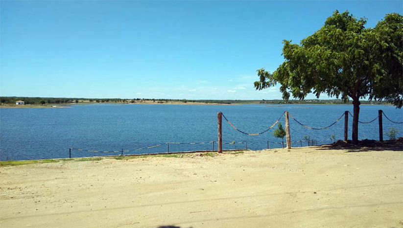 Imagem 1 - 12 mananciais receberam águas das últimas chuvas pelo interior do RN. O dado é do Relatório do Volume dos Principais Reservatórios Estaduais, divulgado nesta quarta-feira (05). O reservatório que recebeu maior aporte hídrico, percentualmente, foi o açude Flechas, localizado em José da Penha, que acumula, atualmente, 6.731.275 m³, correspondentes a 75,21% da sua capacidade total, que é de 8.949.675 m³. Na última quinta-feira (30), o manancial estava com 6.317.200 m³, equivalentes a 70,59% da sua capacidade. Imagem 1 - 12 mananciais receberam águas das últimas chuvas pelo interior do RN. O dado é do Relatório do Volume dos Principais Reservatórios Estaduais, divulgado nesta quarta-feira (05). O reservatório que recebeu maior aporte hídrico, percentualmente, foi o açude Flechas, localizado em José da Penha, que acumula, atualmente, 6.731.275 m³, correspondentes a 75,21% da sua capacidade total, que é de 8.949.675 m³. Na última quinta-feira (30), o manancial estava com 6.317.200 m³, equivalentes a 70,59% da sua capacidade.