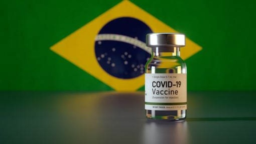 Imagem 1 -  Produção totalmente nacional da vacina contra a Covid-19 começa a ser envasada ainda em janeiro, e entregue em fevereiro ao Ministério da Saúde, diz a Fiocruz. O anúncio aconteceu no mesmo dia em que a Anvisa aprovou o registro do ingrediente farmacêutico ativo (IFA) produzido pela Fiocruz, o que garante que todas as etapas de produção passem a ser realizadas no Brasil. Os imunizantes serão disponibilizados “assim que forem concluídos os testes de controle de qualidade que ocorrem após o processamento final da vacina”, disse a instituição.