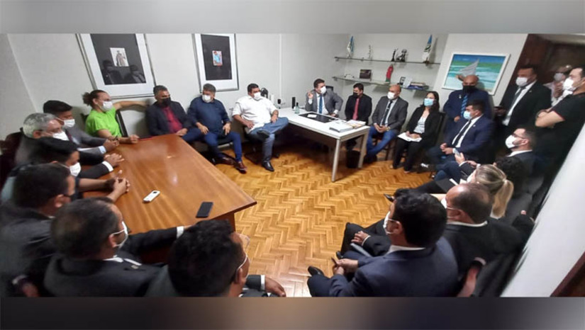 Imagem 1 - LOA 2022 será votada pelos vereadores de Mossoró até dia 18 de janeiro. O novo projeto da Lei Orçamentária Anual, com a previsão das emendas impositivas, foi enviado pela Prefeitura à Câmara na sexta-feira (7). Na sessão desta terça-feira, foi lido em plenário e encaminhado à Comissão de Orçamento, Finanças e Contabilidade (COFC). Amanhã, às 10h, será debatido em audiência pública. O prazo para apresentação de emendas corre de hoje até quinta-feira (13). Imagem 1 - LOA 2022 será votada pelos vereadores de Mossoró até dia 18 de janeiro. O novo projeto da Lei Orçamentária Anual, com a previsão das emendas impositivas, foi enviado pela Prefeitura à Câmara na sexta-feira (7). Na sessão desta terça-feira, foi lido em plenário e encaminhado à Comissão de Orçamento, Finanças e Contabilidade (COFC). Amanhã, às 10h, será debatido em audiência pública. O prazo para apresentação de emendas corre de hoje até quinta-feira (13).