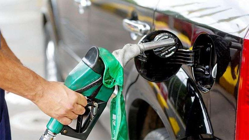 Imagem 1 - Petrobras reajusta preço da gasolina em 4,85% e do diesel em 8,08% nesta quarta-feira, 12. O preço da gasolina para as distribuidoras passará de R$ 3,09 para R$ 3,24 por litro, o que representa um aumento de 4,85%. Já o valor do diesel vai subir de R$ 3,34 para R$ 3,61 por litro, alta de 8,08%. O último ajuste nos preços dos combustíveis foi realizado em dezembro do ano passado, quando a Petrobras promoveu uma redução no valor da gasolina de 3,13%. Foi a primeira queda desde 12 de junho. Imagem 1 - Petrobras reajusta preço da gasolina em 4,85% e do diesel em 8,08% nesta quarta-feira, 12. O preço da gasolina para as distribuidoras passará de R$ 3,09 para R$ 3,24 por litro, o que representa um aumento de 4,85%. Já o valor do diesel vai subir de R$ 3,34 para R$ 3,61 por litro, alta de 8,08%. O último ajuste nos preços dos combustíveis foi realizado em dezembro do ano passado, quando a Petrobras promoveu uma redução no valor da gasolina de 3,13%. Foi a primeira queda desde 12 de junho.