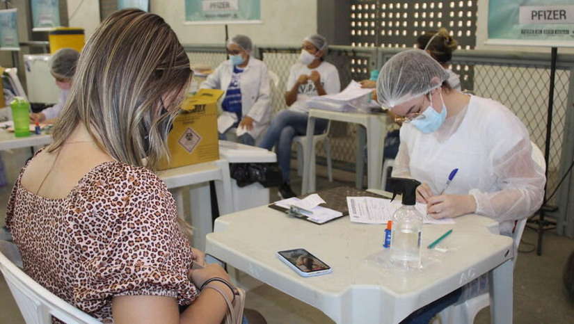 Imagem 1 - 1.674 servidores efetivos da saúde de Mossoró são beneficiados com progressão funcional. A iniciativa foi anunciada pelo prefeito Allyson Bezerra no mês de dezembro de 2021, quando revelou que os servidores seriam contemplados já a partir de janeiro deste ano. O benefício é concedido a partir do Decreto Municipal nº 6.261, art. 15º da Lei complementar nº 169. Para a secretária municipal de Saúde, Morgana Dantas, a progressão representa a valorização dos trabalhadores e a garantia do cumprimento da lei. Imagem 1 - 1.674 servidores efetivos da saúde de Mossoró são beneficiados com progressão funcional. A iniciativa foi anunciada pelo prefeito Allyson Bezerra no mês de dezembro de 2021, quando revelou que os servidores seriam contemplados já a partir de janeiro deste ano. O benefício é concedido a partir do Decreto Municipal nº 6.261, art. 15º da Lei complementar nº 169. Para a secretária municipal de Saúde, Morgana Dantas, a progressão representa a valorização dos trabalhadores e a garantia do cumprimento da lei.