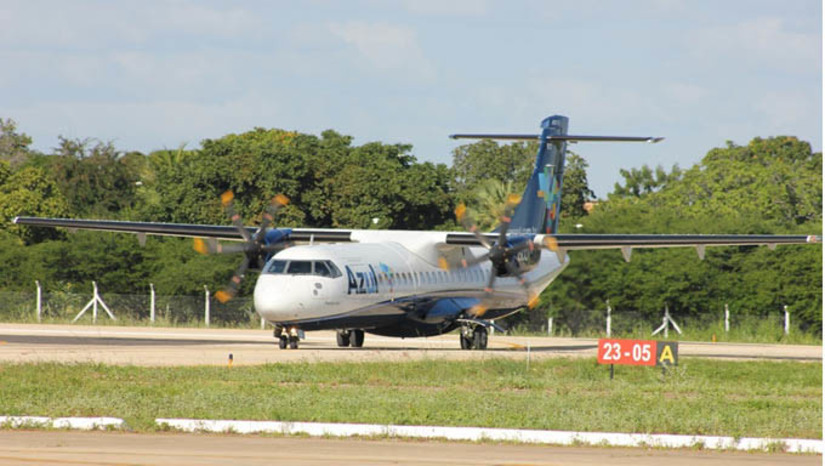 Imagem 1 - Azul cancela voos em Mossoró por aumento nos casos de gripe e covid-19 entre tripulantes. Segundo informações obtidas pela reportagem do MOSSORÓ HOJE, os cancelamentos acontecem por remanejamento na carga horária dos tripulantes da companhia aérea diante do aumento de casos de gripe e covid entre os trabalhadores. Foram cancelados voos nos dias 9 e 10 e, ainda, estão cancelados os da próxima sexta e sábado, dias 14 e 15 de janeiro. O problema também vem acontecendo em outros terminais, não sendo um problema apenas no aeroporto de Mossoró. Imagem 1 - Azul cancela voos em Mossoró por aumento nos casos de gripe e covid-19 entre tripulantes. Segundo informações obtidas pela reportagem do MOSSORÓ HOJE, os cancelamentos acontecem por remanejamento na carga horária dos tripulantes da companhia aérea diante do aumento de casos de gripe e covid entre os trabalhadores. Foram cancelados voos nos dias 9 e 10 e, ainda, estão cancelados os da próxima sexta e sábado, dias 14 e 15 de janeiro. O problema também vem acontecendo em outros terminais, não sendo um problema apenas no aeroporto de Mossoró.