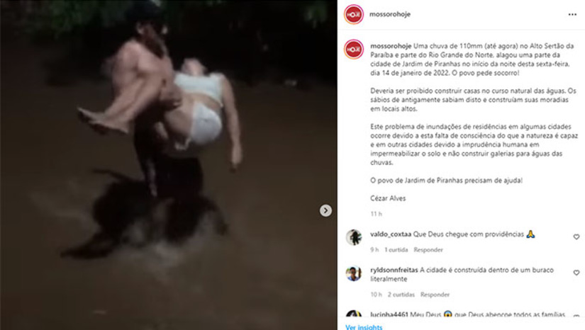 Imagem 1 - A chuva foi no final da tarde desta sexta-feira, 14, destruindo tudo dentro de casa de famílias que evacuadas às pressas; Uma mulher desmaiada aparece sendo levada nos braços (foto) em vídeos enviados ao Instagram do MH. O Governo do Estado e a Prefeitura Municipal acionaram equipes de Defesa Civil para analisar o caso e transferir as famílias para casas usando o Aluguel Social Imagem 1 - A chuva foi no final da tarde desta sexta-feira, 14, destruindo tudo dentro de casa de famílias que evacuadas às pressas; Uma mulher desmaiada aparece sendo levada nos braços (foto) em vídeos enviados ao Instagram do MH. O Governo do Estado e a Prefeitura Municipal acionaram equipes de Defesa Civil para analisar o caso e transferir as famílias para casas usando o Aluguel Social