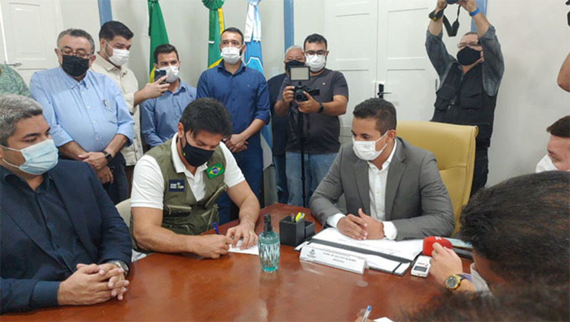 Imagem 1 - “É uma felicidade para Mossoró receber mais de R$ 50 milhões de reais de recursos federais extras que vão vir para investimentos na cidade. Desse montante, é importante dizer que R$ 16 milhões de reais vão ser creditados já no dia de hoje na conta do município para a saúde. São recursos que vêm, por exemplo, para construção da policlínica do Alto de São Manoel, que irá beneficiar toda a população mossoroense, desafogando o PAM do Bom Jardim”, declarou o prefeito Allyson Bezerra. Veja como os recursos estão sendo distribuídos! Imagem 1 - “É uma felicidade para Mossoró receber mais de R$ 50 milhões de reais de recursos federais extras que vão vir para investimentos na cidade. Desse montante, é importante dizer que R$ 16 milhões de reais vão ser creditados já no dia de hoje na conta do município para a saúde. São recursos que vêm, por exemplo, para construção da policlínica do Alto de São Manoel, que irá beneficiar toda a população mossoroense, desafogando o PAM do Bom Jardim”, declarou o prefeito Allyson Bezerra. Veja como os recursos estão sendo distribuídos!