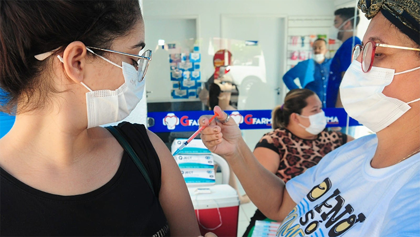 Imagem 1 - Mossoró disponibiliza 220 doses contra influenza em ponto extra na UNP. As doses serão aplicadas das 08h às 11h e das 13h ás 17h no ponto extra localizado na Universidade Potiguar (UNP). “A vacina da gripe já vinha sendo disponibilizada à população de Mossoró em todas as Unidades Básicas de Saúde do nosso município, como a procura foi grande, as unidades aplicaram todas as doses, nós reunimos as doses que restaram no ponto extra da UNP e estamos convocando a população para se vacinar”, destacou Morgana. Imagem 1 - Mossoró disponibiliza 220 doses contra influenza em ponto extra na UNP. As doses serão aplicadas das 08h às 11h e das 13h ás 17h no ponto extra localizado na Universidade Potiguar (UNP). “A vacina da gripe já vinha sendo disponibilizada à população de Mossoró em todas as Unidades Básicas de Saúde do nosso município, como a procura foi grande, as unidades aplicaram todas as doses, nós reunimos as doses que restaram no ponto extra da UNP e estamos convocando a população para se vacinar”, destacou Morgana.