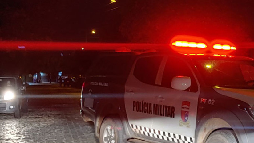 Imagem 1 - O ITEP já identificou uma das vítimas. Trata-se de Francisco Nazário de Figueiredo Neto, de 26 anos, que foi encontrado baleado na cabeça no bairro Bom Jardim. A segunda vítima está sendo identificada oficialmente no ITEP. Foi perseguida, baleada e morta na região da Rua Anatália de Meio Alves, no bairro Paredões, no início da tarde deste sábado. Imagem 1 - O ITEP já identificou uma das vítimas. Trata-se de Francisco Nazário de Figueiredo Neto, de 26 anos, que foi encontrado baleado na cabeça no bairro Bom Jardim. A segunda vítima está sendo identificada oficialmente no ITEP. Foi perseguida, baleada e morta na região da Rua Anatália de Meio Alves, no bairro Paredões, no início da tarde deste sábado.