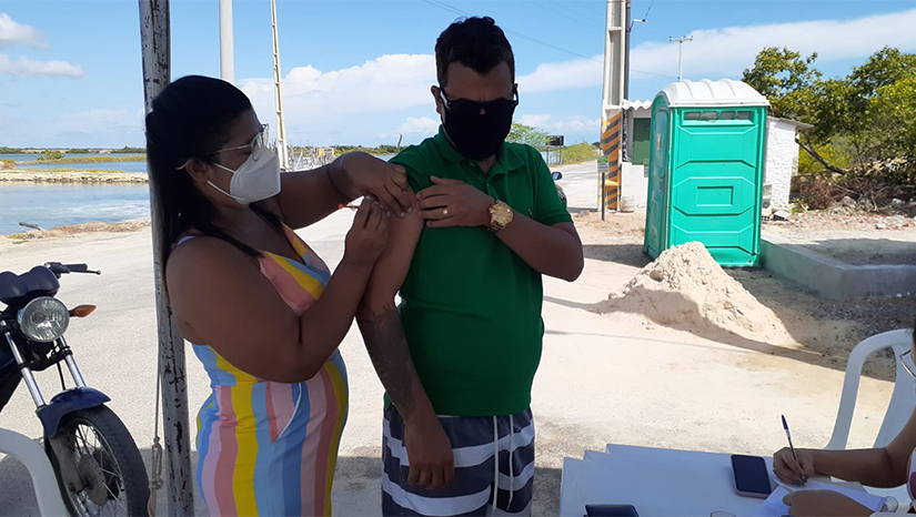 Imagem 1 - Operação Verão da Vacinação aplicou 10 mil doses contra covid no litoral do RN. Ação foi realizada no último sábado (22) nas praias do litoral potiguar. Foram aplicadas 9.888 doses no total, sendo a maior parte de doses de reforço (D3), com 5.568 imunizados. Segundo a coordenadora de vigilância em saúde da Sesap, Kelly Lima, a ação deve acontecer nos finais de semana até fevereiro nos municípios de Extremoz, Nísia Floresta, Tibau do Sul, Canguaretama, Areia Branca, Tibau, Porto do Mangue e Grossos. Imagem 1 - Operação Verão da Vacinação aplicou 10 mil doses contra covid no litoral do RN. Ação foi realizada no último sábado (22) nas praias do litoral potiguar. Foram aplicadas 9.888 doses no total, sendo a maior parte de doses de reforço (D3), com 5.568 imunizados. Segundo a coordenadora de vigilância em saúde da Sesap, Kelly Lima, a ação deve acontecer nos finais de semana até fevereiro nos municípios de Extremoz, Nísia Floresta, Tibau do Sul, Canguaretama, Areia Branca, Tibau, Porto do Mangue e Grossos.