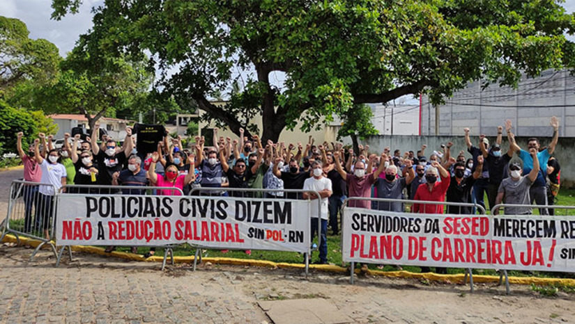 Imagem 1 - Em Natal, a concentração dos policiais civis será na Central de Flagrantes. Em Mossoró, o movimento vai se concentrar na sede da Delegacia Regional, no Centro. O Sinpol-RN, em seu site, informa que “vem negociando com o Governo do Estado para impedir essa redução de salário, no entanto, até o momento não houve avanço”. O Estado confirma o diálogo e diz que é sensível a situação. O motivo da greve é uma ação movida pelo Ministério Público Estadual para o Governo do Estado deixar de pagar o Adicional Por Tempo de Serviço que os policiais recebem atualmente sem previsão legal Imagem 1 - Em Natal, a concentração dos policiais civis será na Central de Flagrantes. Em Mossoró, o movimento vai se concentrar na sede da Delegacia Regional, no Centro. O Sinpol-RN, em seu site, informa que “vem negociando com o Governo do Estado para impedir essa redução de salário, no entanto, até o momento não houve avanço”. O Estado confirma o diálogo e diz que é sensível a situação. O motivo da greve é uma ação movida pelo Ministério Público Estadual para o Governo do Estado deixar de pagar o Adicional Por Tempo de Serviço que os policiais recebem atualmente sem previsão legal
