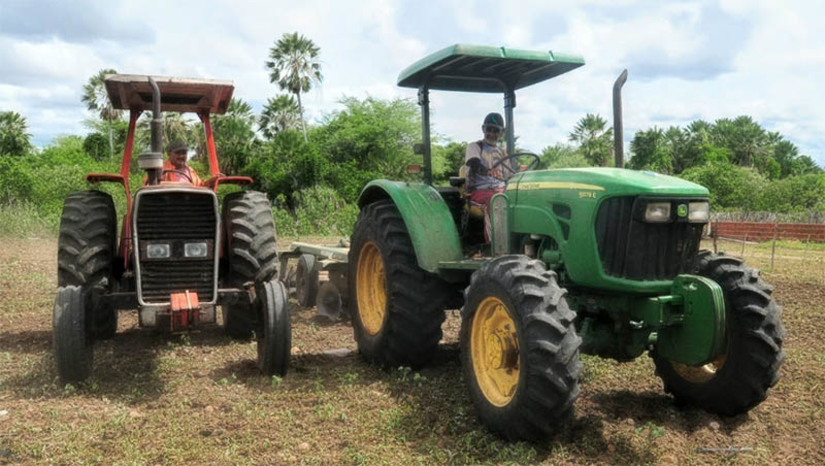 Imagem 1 - Os agricultores de mais de 70 comunidades rurais de Mossoró já receberam a parcela de 30% para iniciar o trabalho. Na manhã desta quinta-feira (27), o prefeito Allyson Bezerra e o titular da SEADRU, Faviano Moreira, estiveram no Sítio Picada I realizando o acompanhamento do corte de terra de agricultores beneficiados com o programa neste ano. Imagem 1 - Os agricultores de mais de 70 comunidades rurais de Mossoró já receberam a parcela de 30% para iniciar o trabalho. Na manhã desta quinta-feira (27), o prefeito Allyson Bezerra e o titular da SEADRU, Faviano Moreira, estiveram no Sítio Picada I realizando o acompanhamento do corte de terra de agricultores beneficiados com o programa neste ano.