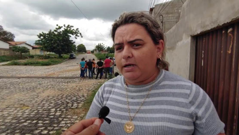 Imagem 1 - A chuva desta quinta-feira (27) em Mossoró, que começou no início da tarde, causou transtorno para moradores do conjunto Monsenhor Américo, mais conhecido como Três Vinténs. O maior problema foi registrado na rua Rua Laura Estrela, onde a água chegou a entrar em casas e em um comércio. Em conversa com o MOSSORÓ HOJE, a moradora Neide Araújo explicou que o problema com a inundação da rua é antigo, mas que a água só entrou nas casa depois da obra realizada recentemente no bueiro; O secretário de infraestrutura, Rodrigo Lima, esteve no local na manhã desta sexta-feira (28), para estudar o problema e resolvê-lo. Imagem 1 - A chuva desta quinta-feira (27) em Mossoró, que começou no início da tarde, causou transtorno para moradores do conjunto Monsenhor Américo, mais conhecido como Três Vinténs. O maior problema foi registrado na rua Rua Laura Estrela, onde a água chegou a entrar em casas e em um comércio. Em conversa com o MOSSORÓ HOJE, a moradora Neide Araújo explicou que o problema com a inundação da rua é antigo, mas que a água só entrou nas casa depois da obra realizada recentemente no bueiro; O secretário de infraestrutura, Rodrigo Lima, esteve no local na manhã desta sexta-feira (28), para estudar o problema e resolvê-lo.