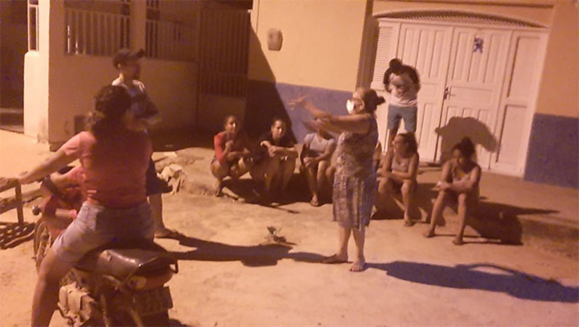 Imagem 1 - O vereador Edilson do Vale Gás flagrou fila de moradores da comunidade de Primavera durante à noite desta segunda-feira, 31, aguardando o dia amanhecer para pegar uma ficha para ser atendimento pelo médico, que segundo ele, fica pouco tempo na comunidade. Em contato com ao MH, o Secretário de Saúde disse que o problema já foi resolvido. Por sua vez, o vereador disse que vai buscar mais informações e se encontrar irregularidades vai comunicar ao Ministério Público para o caso ser levado a Justiça. Imagem 1 - O vereador Edilson do Vale Gás flagrou fila de moradores da comunidade de Primavera durante à noite desta segunda-feira, 31, aguardando o dia amanhecer para pegar uma ficha para ser atendimento pelo médico, que segundo ele, fica pouco tempo na comunidade. Em contato com ao MH, o Secretário de Saúde disse que o problema já foi resolvido. Por sua vez, o vereador disse que vai buscar mais informações e se encontrar irregularidades vai comunicar ao Ministério Público para o caso ser levado a Justiça.