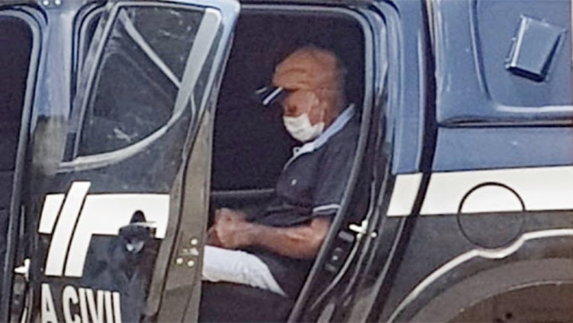 Imagem 1 - O Idoso já foi preso diversas vezes por violentar animais usando pedaços de pau (chegando a matar), tendo sido preso em 2018 e novamente há cerca de 10 dias, quando a prisão em flagrante foi convertida em prisão domiciliar usando tornozeleira eletrônica, entretanto, Fernando das Cachorras teria descumprido esta ordem, saindo de casa à noite. A prisão foi efetuada pelo delegado Christiano Zadrozny, na tarde desta quarta-feira, dia 2 Imagem 1 - O Idoso já foi preso diversas vezes por violentar animais usando pedaços de pau (chegando a matar), tendo sido preso em 2018 e novamente há cerca de 10 dias, quando a prisão em flagrante foi convertida em prisão domiciliar usando tornozeleira eletrônica, entretanto, Fernando das Cachorras teria descumprido esta ordem, saindo de casa à noite. A prisão foi efetuada pelo delegado Christiano Zadrozny, na tarde desta quarta-feira, dia 2