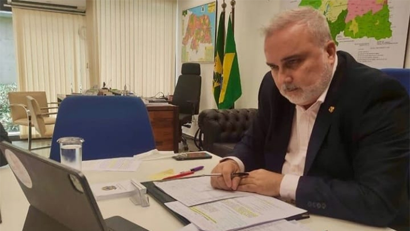Imagem 1 -  Durante a reunião, o senador Jean Paul Prates explicou a todos os secretários e governadores o pacote legislativo que está tramitando no congresso sob a orientação do presidente do Senado Rodrigo Pacheco e da Câmara, Arthur Lira, para atingir três dimensões diferentes que são o preço de referência, a política de preços do Brasil e a tributação sobre o preço dos combustíveis. O senador Jean espera baixar de 2 a 3 reais no litro de gasolina para o consumidor final  40 dias após o projeto ser sancionado pelo presidente Bolsonaro.