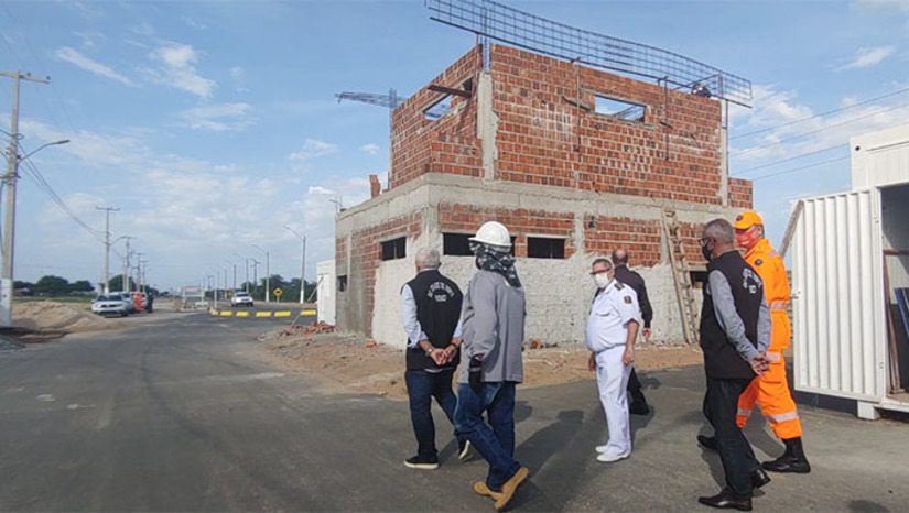 Imagem 1 - O secretário de segurança do Estado, Coronel Araújo, os recursos públicos são limitados e quando existe esta união e interesse da inciativa privada certamente vai fortalecer o trabalho de segurança, em especial no local que está sendo erguido: entrada da cidade de Mossoró para quem vem da região Oeste do Rio grande do Norte. Quanto a estrutura, o comandante geral Coronel Alarico, destaco que a obra está localizada num ponto estratégico. Observa que é um ponto de apoio importante para as unidades móveis de segurança possam fazer o trabalho com dignidade. “É a segurança pública mais perto da sociedade”, ressalta o comandante geral da PM. Imagem 1 - O secretário de segurança do Estado, Coronel Araújo, os recursos públicos são limitados e quando existe esta união e interesse da inciativa privada certamente vai fortalecer o trabalho de segurança, em especial no local que está sendo erguido: entrada da cidade de Mossoró para quem vem da região Oeste do Rio grande do Norte. Quanto a estrutura, o comandante geral Coronel Alarico, destaco que a obra está localizada num ponto estratégico. Observa que é um ponto de apoio importante para as unidades móveis de segurança possam fazer o trabalho com dignidade. “É a segurança pública mais perto da sociedade”, ressalta o comandante geral da PM.