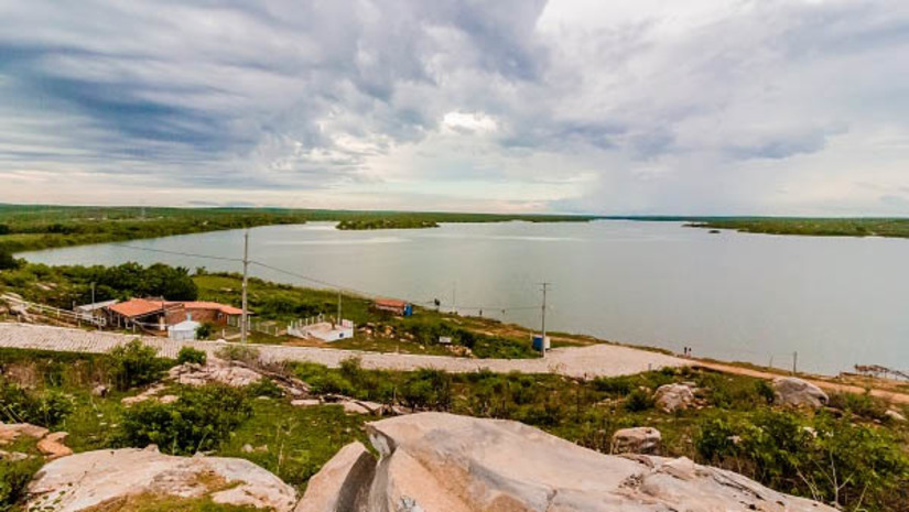 Imagem 1 - Armando Ribeiro: chuvas seguem garantindo aporte hídrico no maior reservatório do RN. A barragem continua aumentando seu volume. De acordo com o Relatório do Volume dos Principais Reservatórios Estaduais, divulgado pelo Igarn quinta-feira (03), o resorvatória acumula 1.096.750.351, correspondentes a 46,22% da sua capacidade total, que é de 2.373.066.510 m³. Na semana passada, o manancial estava com 1.091.107.478 m³, equivalentes a 45,98% da sua capacidade. Imagem 1 - Armando Ribeiro: chuvas seguem garantindo aporte hídrico no maior reservatório do RN. A barragem continua aumentando seu volume. De acordo com o Relatório do Volume dos Principais Reservatórios Estaduais, divulgado pelo Igarn quinta-feira (03), o resorvatória acumula 1.096.750.351, correspondentes a 46,22% da sua capacidade total, que é de 2.373.066.510 m³. Na semana passada, o manancial estava com 1.091.107.478 m³, equivalentes a 45,98% da sua capacidade.