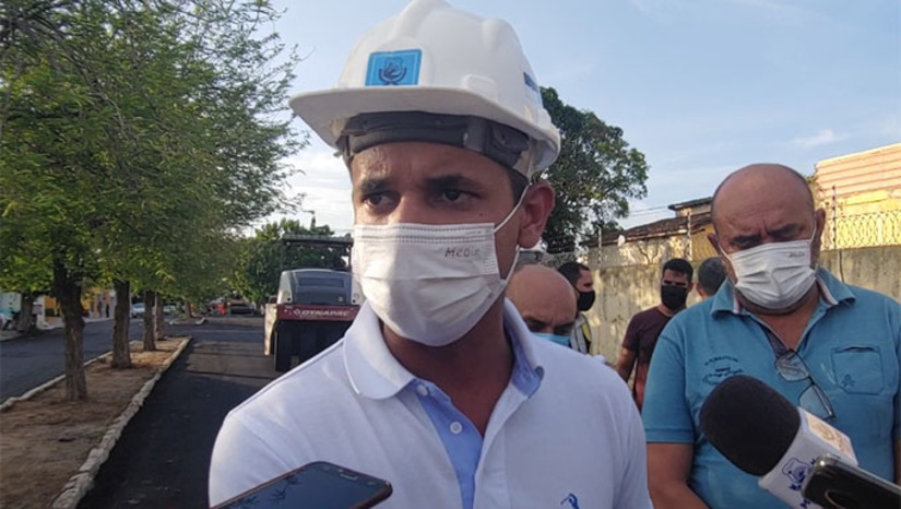 Imagem 1 - Anuncio foi feito durante visita as obras (asfaltando) nas ruas Coronel Gurgel e Almirante Barroso, no Alto da Conceição; Na ocasião, o gestor conversou com a imprensa, informando que num primeiro momento estão sendo investidos R$ 20 milhões e que num segundo momento serão R$ 37 milhões; Assegura que vai ser possível contemplar Conjunto Novo, Sumaré, Itapetinga e mais ruas na região do Santa Helena, o que ele classificou como atenção especial de sua gestão ao povo das regiões que mais precisam do Poder Público Municipal Imagem 1 - Anuncio foi feito durante visita as obras (asfaltando) nas ruas Coronel Gurgel e Almirante Barroso, no Alto da Conceição; Na ocasião, o gestor conversou com a imprensa, informando que num primeiro momento estão sendo investidos R$ 20 milhões e que num segundo momento serão R$ 37 milhões; Assegura que vai ser possível contemplar Conjunto Novo, Sumaré, Itapetinga e mais ruas na região do Santa Helena, o que ele classificou como atenção especial de sua gestão ao povo das regiões que mais precisam do Poder Público Municipal
