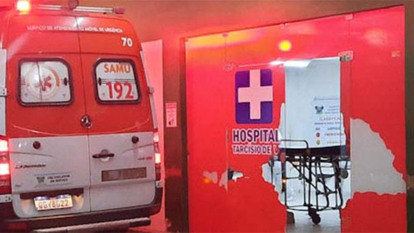 Imagem 1 - Suspeito deu entrada no final da tarde desta sexta-feira no Hospital Regional Tarcísio Maia, em Mossoró, com um tiro na cabeça, que sofreu quando confrontou a PM perto do Jucuri. Como não tinha qualquer documentação, as assistentes sociais estão pedindo ajuda para identifica-lo: ele é moreno, tem menos de 30 anos, usava camisa listrada (branca, vermelha e zul) com uma jaqueta preta por cima: INFORMAÇÃO 84 3315 3392. Imagem 1 - Suspeito deu entrada no final da tarde desta sexta-feira no Hospital Regional Tarcísio Maia, em Mossoró, com um tiro na cabeça, que sofreu quando confrontou a PM perto do Jucuri. Como não tinha qualquer documentação, as assistentes sociais estão pedindo ajuda para identifica-lo: ele é moreno, tem menos de 30 anos, usava camisa listrada (branca, vermelha e zul) com uma jaqueta preta por cima: INFORMAÇÃO 84 3315 3392.