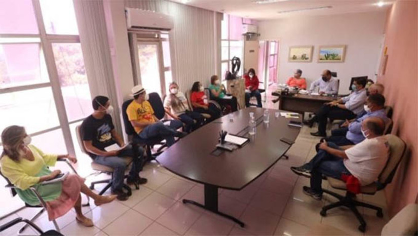 Imagem 1 -  Em reunião com os professores nesta sexta-feira, 4, o Governo do Estado informa que ofertou aumento já agora em março de 13% e que vai trabalhar para chegar aos 33% até o final do ano.   Secretario de Educação e o Controlador Geral do Estado informaram que estão buscando meios para conceder o aumento dos professores sem prejudicar o calendário de pagamento dos servidores do Estado.