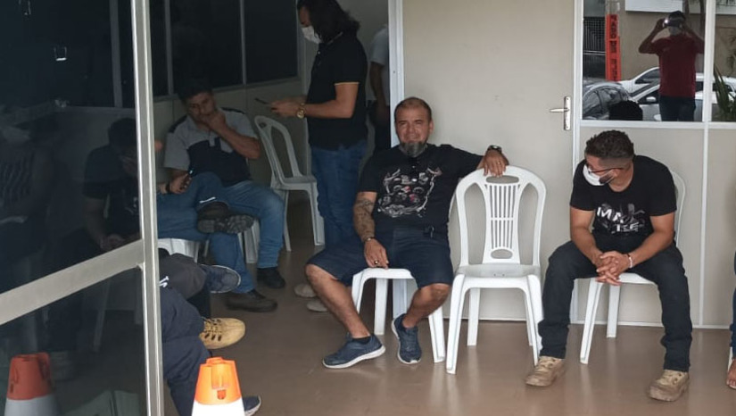 Imagem 1 - Policiais Civis do RN realizam nova paralisação de atividades nesta segunda-feira (7). De acordo com Ailson Rodrigues, vice-presidente do Sinpol/RN, a paralisação desta segunda acontece em virtude da falta de acordo entre o Governo do Estado e a categoria, para manter o Adicional Por Tempo de Serviço que os policiais recebem e que pode ser retirado em virtude de uma ação movida pelo Ministério Público Estadual. A perda, caso ocorra, chega a 35%. Ainda segundo Ailson, uma nova reunião está marcada para às 14h de hoje. Imagem 1 - Policiais Civis do RN realizam nova paralisação de atividades nesta segunda-feira (7). De acordo com Ailson Rodrigues, vice-presidente do Sinpol/RN, a paralisação desta segunda acontece em virtude da falta de acordo entre o Governo do Estado e a categoria, para manter o Adicional Por Tempo de Serviço que os policiais recebem e que pode ser retirado em virtude de uma ação movida pelo Ministério Público Estadual. A perda, caso ocorra, chega a 35%. Ainda segundo Ailson, uma nova reunião está marcada para às 14h de hoje.