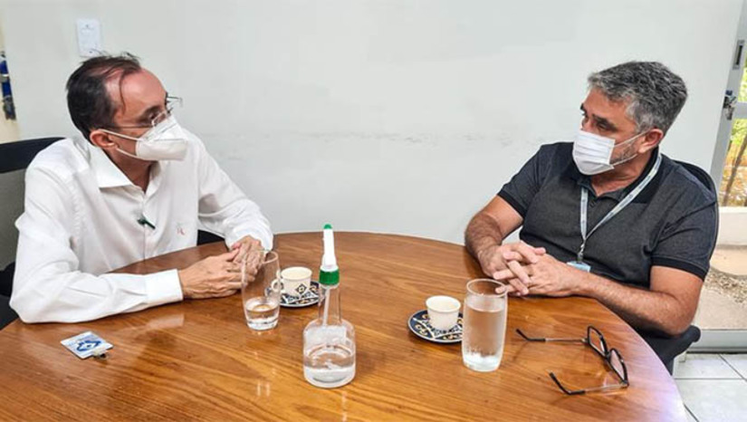 Imagem 1 - Deputado Sousa em reunião com o presidente da CODERN, o coronel Ulisses: Estrutura do Terminal Salineiro de Areia Branda foi arrendada pelo Governo Federal no final de 2021 para o Consórcio Intersal. Antes, porém, o deputado Sousa, havia realizado audiência pública para discutir o destino dos servidores do terminal portuário. Na época, ficou acertado que quem não quisesse continuar trabalhando no Porto, poderia se transferir para outros órgãos federais Imagem 1 - Deputado Sousa em reunião com o presidente da CODERN, o coronel Ulisses: Estrutura do Terminal Salineiro de Areia Branda foi arrendada pelo Governo Federal no final de 2021 para o Consórcio Intersal. Antes, porém, o deputado Sousa, havia realizado audiência pública para discutir o destino dos servidores do terminal portuário. Na época, ficou acertado que quem não quisesse continuar trabalhando no Porto, poderia se transferir para outros órgãos federais