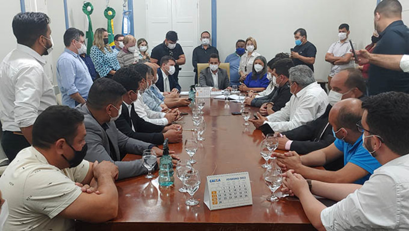 Imagem 1 - Proposta nasceu em reunião convocada pelo prefeito Allyson Bezerra e realizada na tarde desta quarta-feira, 9, no Palácio da Resistência, com a presença de todos os vereadores, representantes dos servidores públicos, secretários municipais e o presidente da Previ Mossoró. “Olha, Cezar, neste momento, a gente está praticando aquilo que é mais bonito na democracia, um diálogo republicando para promover a adequação na legislação municipal atendendo o que prevê a legislação federal”, destaca o presidente da Previ Paulo Linhares. O prefeito Allyson Bezerra pediu agilidade na aprovação do projeto para Mossoró não perder recursos federais Imagem 1 - Proposta nasceu em reunião convocada pelo prefeito Allyson Bezerra e realizada na tarde desta quarta-feira, 9, no Palácio da Resistência, com a presença de todos os vereadores, representantes dos servidores públicos, secretários municipais e o presidente da Previ Mossoró. “Olha, Cezar, neste momento, a gente está praticando aquilo que é mais bonito na democracia, um diálogo republicando para promover a adequação na legislação municipal atendendo o que prevê a legislação federal”, destaca o presidente da Previ Paulo Linhares. O prefeito Allyson Bezerra pediu agilidade na aprovação do projeto para Mossoró não perder recursos federais