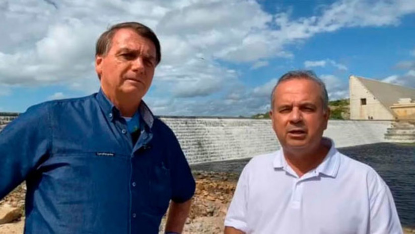 Imagem 1 -  O presidente e o ministro Rogério Marinho, que é do Rio Grande do Norte, afirmaram que as obras da barragem ainda não foram concluídas porque a Governadora do RN está ‘usando 12 famílias como massa de manobra politiqueira, para impedir que o trabalho tenha andamento’. Por meio de nota, o Governo do Estado, através da SEMARH, explicou que as informações divulgadas não são verdadeiras e que as famílias da comunidade Carnaúba Torta não são menos importantes que o restante da população, merecendo o devido respeito. “Para o Governo do RN, essas obras vão além do concreto e da água a ser armazenada, pois são tratadas como parte de uma política pública na qual todos e todas são importantes”, diz a nota.