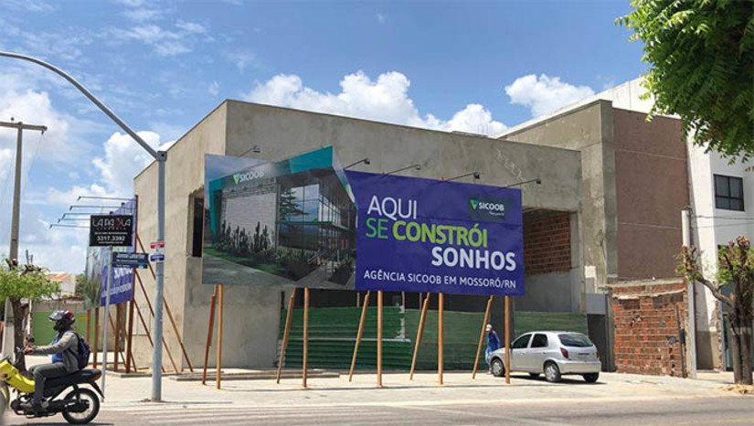 Imagem 1 - Em pouco mais de um ano, o Sicoob recebeu 971.302 novos cooperados, apresentando um crescimento de 19,3% na comparação com janeiro de 2021. Entre o primeiro mês de 2021 e fevereiro de 2022, houve um aumento de 773.535 pessoas físicas (PF), ou seja, 19,1%, e 20,1% de pessoas jurídicas (PJ), com o acréscimo de quase 200 mil cooperados durante esse período. Crescimento forte em todas as regiões do País. Em Mossoró, está em fase de instalação em sede própria em frente ao Hospital Regional Rafael Fernandes. Imagem 1 - Em pouco mais de um ano, o Sicoob recebeu 971.302 novos cooperados, apresentando um crescimento de 19,3% na comparação com janeiro de 2021. Entre o primeiro mês de 2021 e fevereiro de 2022, houve um aumento de 773.535 pessoas físicas (PF), ou seja, 19,1%, e 20,1% de pessoas jurídicas (PJ), com o acréscimo de quase 200 mil cooperados durante esse período. Crescimento forte em todas as regiões do País. Em Mossoró, está em fase de instalação em sede própria em frente ao Hospital Regional Rafael Fernandes.