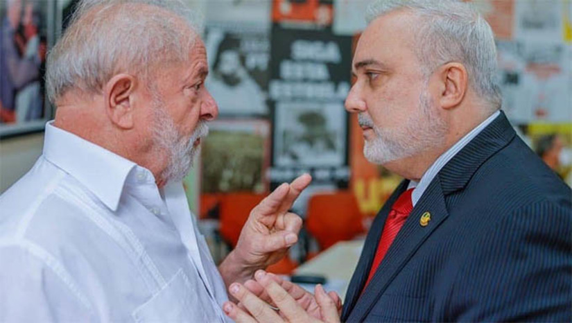 Imagem 1 - “É preciso contestar o absolutismo da paridade internacional de preços (imposto aos brasileiros em outubro de 2016 pelo ex-presidente Temer, após derrubar o governo Dilma), considerando que o país é auto-suficiente em petróleo e precisa auferir vantagem competitiva disso”, defende Jean Paul Prates, que após a reunião teve conversa reservada com o ex-presidente sobre as eleições no Rio Grande do Norte Imagem 1 - “É preciso contestar o absolutismo da paridade internacional de preços (imposto aos brasileiros em outubro de 2016 pelo ex-presidente Temer, após derrubar o governo Dilma), considerando que o país é auto-suficiente em petróleo e precisa auferir vantagem competitiva disso”, defende Jean Paul Prates, que após a reunião teve conversa reservada com o ex-presidente sobre as eleições no Rio Grande do Norte