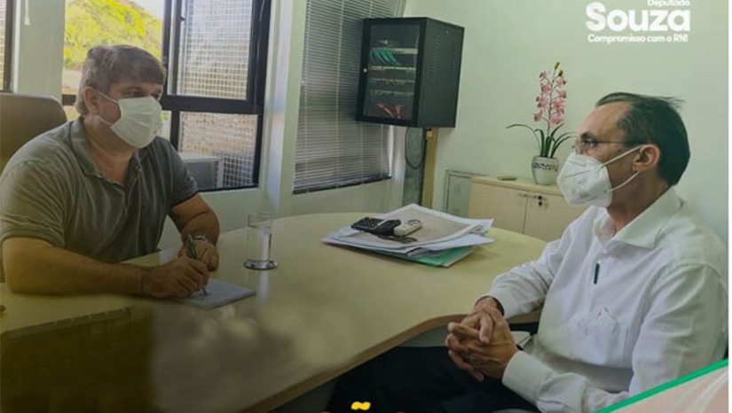 Imagem 1 - O deputado Sousa explicou que além de fazer as adutoras, os recursos na ordem de R$ 3 milhões devem ser utilizados também para melhorar as vias de acessos aos assentamentos rurais do município, que está praticamente intransitável. Sobre o abastecimento, trata-se de uma questão que vem sendo motivo de reclamação dos moradores há muitos anos. Imagem 1 - O deputado Sousa explicou que além de fazer as adutoras, os recursos na ordem de R$ 3 milhões devem ser utilizados também para melhorar as vias de acessos aos assentamentos rurais do município, que está praticamente intransitável. Sobre o abastecimento, trata-se de uma questão que vem sendo motivo de reclamação dos moradores há muitos anos.
