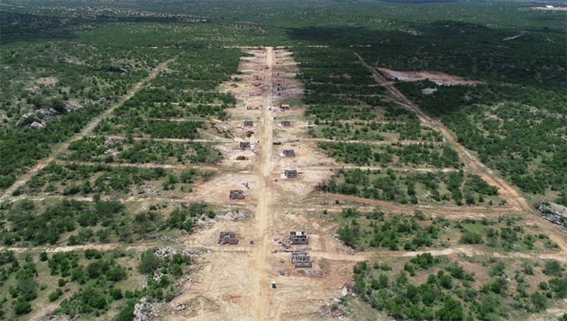 Imagem 1 - “A barragem garantirá a segurança hídrica, o abastecimento humano, irrigação para a agricultura familiar”. João Maria Cavalcanti, secretário da SEMARH, destaca a importância da Barragem Oiticica para a população do Seridó. A obra, hoje com 93% concluída, tem como objetivo principal regularizar o curso do rio Piranhas e atender às necessidades hídricas das comunidades localizadas na região. Para a construção da Barragem serão inundadas áreas em que estão localizadas propriedades rurais e a comunidade de Barra de Santana, localizada em Jucurutu. Imagem 1 - “A barragem garantirá a segurança hídrica, o abastecimento humano, irrigação para a agricultura familiar”. João Maria Cavalcanti, secretário da SEMARH, destaca a importância da Barragem Oiticica para a população do Seridó. A obra, hoje com 93% concluída, tem como objetivo principal regularizar o curso do rio Piranhas e atender às necessidades hídricas das comunidades localizadas na região. Para a construção da Barragem serão inundadas áreas em que estão localizadas propriedades rurais e a comunidade de Barra de Santana, localizada em Jucurutu.
