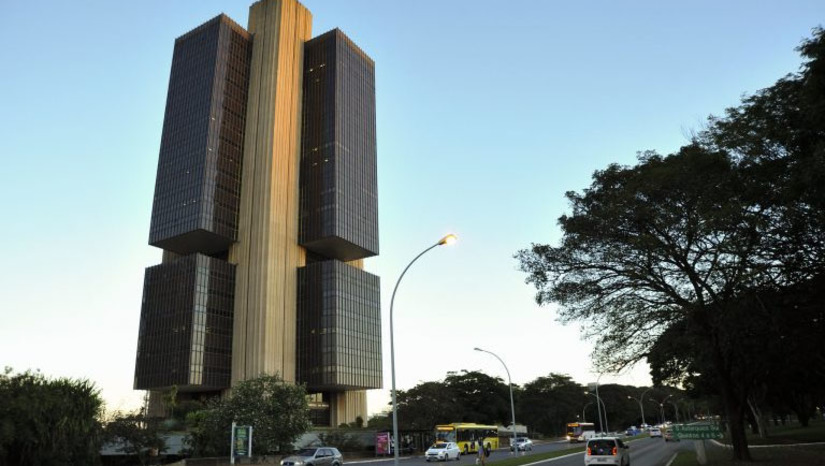 Imagem 1 - Novo site do Banco Central para consulta de “valores esquecidos” já está disponível. O site começou a funcionar desde a meia-noite desta segunda-feira (14) .Por meio do endereço www.valoresareceber.bcb.gov.br, é possível consultar recursos que estavam parados, seja em contas que foram encerradas ou na poupança. O BC afirmou que aqueles que tiverem valores a receber no momento da consulta podem confirmar o montante e solicitar a sua transferência a partir do dia 7 de março; entenda. Imagem 1 - Novo site do Banco Central para consulta de “valores esquecidos” já está disponível. O site começou a funcionar desde a meia-noite desta segunda-feira (14) .Por meio do endereço www.valoresareceber.bcb.gov.br, é possível consultar recursos que estavam parados, seja em contas que foram encerradas ou na poupança. O BC afirmou que aqueles que tiverem valores a receber no momento da consulta podem confirmar o montante e solicitar a sua transferência a partir do dia 7 de março; entenda.