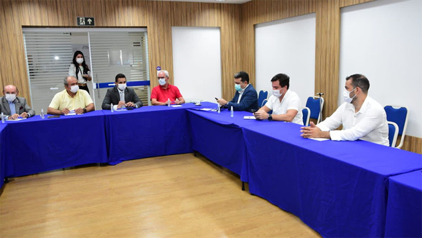 Imagem 1 -  Allyson garante apoio do Sebrae para realização da Festa do Bode e outros projetos em Mossoró. O prefeito, acompanhado dos secretários de Agricultura, Faviano Moreira, e de Desenvolvimento Econômico, Franklin Filgueira, se reuniram com o Sebrae em Natal. Na ocasião, apresentaram demandas relacionadas à ampliação do Programa Mossoró Rural; Novos projetos como a revitalização da Cajucultura; Convênio para cooperação técnica com a prefeitura e parceria na promoção de eventos empresariais.