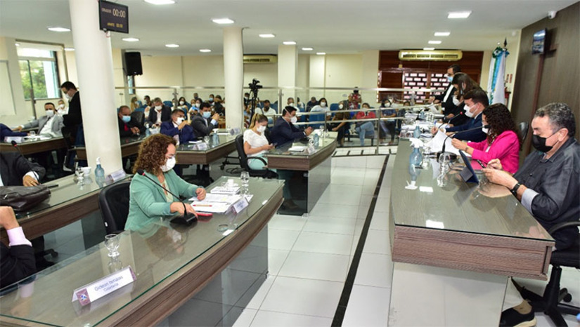 Imagem 1 - Com 11 emendas, Lei que reajusta previdência de Mossoró é aprovada em primeiro turno; A votação aconteceu na manhã desta terça-feria (15), na Câmara Municipal de Mossoró. As emendas são de autoria dos 23 vereadores (a) e aperfeiçoam o Projeto de Emenda à Lei Orgânica nº 01/2022, encaminhado pelo Executivo à Câmara no último dia 1º. As modificações resultam de série de discussões sobre o projeto, tais como audiência pública, na Câmara, dia 7; reuniões na Prefeitura, dia 9, e na Câmara, ontem (14). Imagem 1 - Com 11 emendas, Lei que reajusta previdência de Mossoró é aprovada em primeiro turno; A votação aconteceu na manhã desta terça-feria (15), na Câmara Municipal de Mossoró. As emendas são de autoria dos 23 vereadores (a) e aperfeiçoam o Projeto de Emenda à Lei Orgânica nº 01/2022, encaminhado pelo Executivo à Câmara no último dia 1º. As modificações resultam de série de discussões sobre o projeto, tais como audiência pública, na Câmara, dia 7; reuniões na Prefeitura, dia 9, e na Câmara, ontem (14).