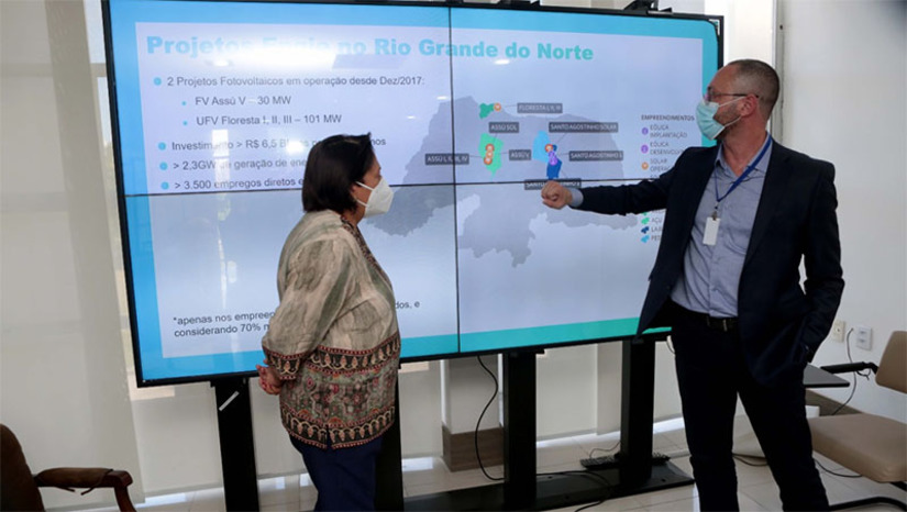 Imagem 1 - Empresa de geração de energia renovável vai investir R$ 2,3 bilhões para ampliar projetos no RN. Trata-se do Conjunto Eólico Santo Agostinho, pertencente à Engie Brasil Energia, que está sendo montado nos municípios de Lajes e Pedro Avelino, com capacidade para 434 Megawatts. O cronograma do projeto e os planos de investimentos futuros da empresa foram apresentados nesta quarta-feira (16), à governadora Fátima Bezerra. Os novos projetos representam investimentos de R$ 6,5 bilhões em cinco anos. Imagem 1 - Empresa de geração de energia renovável vai investir R$ 2,3 bilhões para ampliar projetos no RN. Trata-se do Conjunto Eólico Santo Agostinho, pertencente à Engie Brasil Energia, que está sendo montado nos municípios de Lajes e Pedro Avelino, com capacidade para 434 Megawatts. O cronograma do projeto e os planos de investimentos futuros da empresa foram apresentados nesta quarta-feira (16), à governadora Fátima Bezerra. Os novos projetos representam investimentos de R$ 6,5 bilhões em cinco anos.
