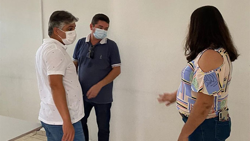 Imagem 1 - Acompanhado dos secretários municipal Genivaldo Felipe (Obras) e Isabela Rodrigues (Educação), Dr. Artur Vale verificou in loco o andamento dos serviços nas escolas municipais Educandário Dix-septiense e Isaura Rosado, no Centro Municipal de Educação Infantil Professor Raimunda Soares de Freitas e na Creche Professora Maria Gláucia. Imagem 1 - Acompanhado dos secretários municipal Genivaldo Felipe (Obras) e Isabela Rodrigues (Educação), Dr. Artur Vale verificou in loco o andamento dos serviços nas escolas municipais Educandário Dix-septiense e Isaura Rosado, no Centro Municipal de Educação Infantil Professor Raimunda Soares de Freitas e na Creche Professora Maria Gláucia.