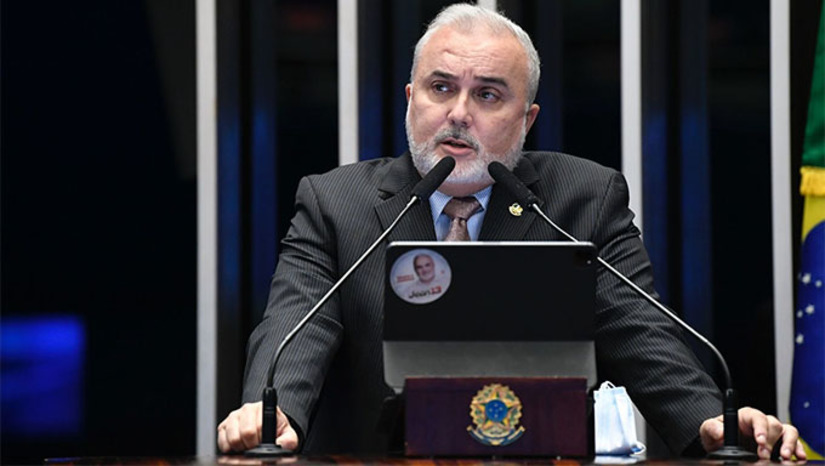 Imagem 1 - Caso os valores do barril estejam em alta no mercado, entra em campo o Imposto de Exportação, para subsidiar a estabilização dos preços e incentivar o atendimento ao mercado doméstico. Para tanto, Jean criou uma alíquota máxima de impostos de exportação sobre o petróleo bruto, que deverá ser zerada até que o valor do barril de petróleo bruto atinja US $45. Aplica-se uma alíquota mínima de 2,5% e de no máximo 7,5% quando o petróleo bruto estiver acima de US$ 45 e abaixo de US$ 85. “Entendemos ainda que as empresas que abastecem o mercado interno devem ter tratamento diferenciado, com alíquotas menores do imposto, para estimular o refino, e o atendimento às necessidades da população brasileira”, disse o Senador Jean Paul Prates. Caso o barril seja negociado acima de US $85 e abaixo de US $100, será aplicada uma alíquota de 7,5 a 12,5%. Acima de US $100, o valor mínimo será de 12,5% e máximo de 20%. Imagem 1 - Caso os valores do barril estejam em alta no mercado, entra em campo o Imposto de Exportação, para subsidiar a estabilização dos preços e incentivar o atendimento ao mercado doméstico. Para tanto, Jean criou uma alíquota máxima de impostos de exportação sobre o petróleo bruto, que deverá ser zerada até que o valor do barril de petróleo bruto atinja US $45. Aplica-se uma alíquota mínima de 2,5% e de no máximo 7,5% quando o petróleo bruto estiver acima de US$ 45 e abaixo de US$ 85. “Entendemos ainda que as empresas que abastecem o mercado interno devem ter tratamento diferenciado, com alíquotas menores do imposto, para estimular o refino, e o atendimento às necessidades da população brasileira”, disse o Senador Jean Paul Prates. Caso o barril seja negociado acima de US $85 e abaixo de US $100, será aplicada uma alíquota de 7,5 a 12,5%. Acima de US $100, o valor mínimo será de 12,5% e máximo de 20%.