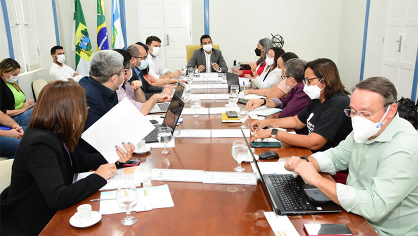Imagem 1 -  Allyson e sindicato abrem oficialmente os diálogos sobre o pagamento do piso dos professores . O encontro aconteceu na tarde desta quinta-feira (24), no Palácio da Resistência, onde o Prefeito Allyson Bezerra recebeu representantes do Sindiserpum para discutir a questão. Com a apresentação das questões de ambos os lados, ficou acertado que eles voltariam a se reunir no dia 10 de março para voltar a discutir o pagamento dos 33,24% referente ao piso do magistério. Após a reunião, a diretoria do sindicato agendou uma assembleia com os professores para esta sexta-feira (25), na Estação das Artes, a partir das 14h, para decidir se irão entrar em greve.