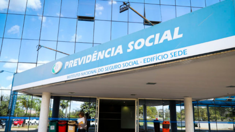 Imagem 1 -  Atendimento no INSS sem necessidade de agendamento começa a ser retomado este mês. A determinação consta em uma portaria publicada hoje (2) no Diário Oficial da União (DOU). Suspenso em 2020 em razão da pandemia do novo coronavírus (covid-19), o atendimento presencial nas agências do INSS começou a ser retomado ainda no final de 2020, mas somente mediante agendamento prévio.