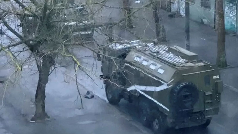 Imagem 1 - Kherson é a primeira grande cidade ucraniana tomada pelos Russos. A tomada da cidade aconteceu nesta quinta-feira (3). Esta é a principal vitória da Rússia até agora na invasão da Ucrânia, que começou no dia 24 de fevereiro. Kherson é uma cidade portuária onde há estaleiros (empresas que constroem navios) na foz do rio Dnieper, perto do Mar Negro. A cidade fica a cerca de 100 quilômetros da Crimeia, a região ucraniana que foi tomada pelos russos em 2014. Imagem 1 - Kherson é a primeira grande cidade ucraniana tomada pelos Russos. A tomada da cidade aconteceu nesta quinta-feira (3). Esta é a principal vitória da Rússia até agora na invasão da Ucrânia, que começou no dia 24 de fevereiro. Kherson é uma cidade portuária onde há estaleiros (empresas que constroem navios) na foz do rio Dnieper, perto do Mar Negro. A cidade fica a cerca de 100 quilômetros da Crimeia, a região ucraniana que foi tomada pelos russos em 2014.