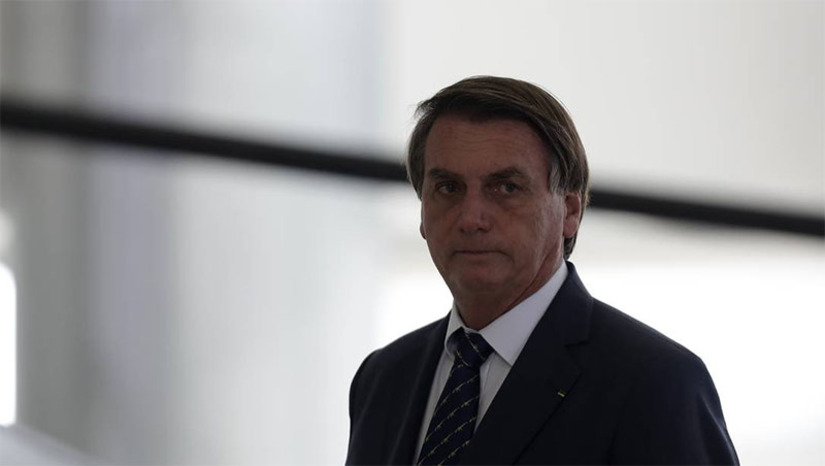 Imagem 1 - Bolsonaro será investigado por associar vacina contra a Covid-19 à Aids. Um inquérito foi aberto pela Polícia Federal para apurar se Bolsonaro cometeu crime de pandemia, infração de medida sanitária preventiva e incitação à prática de crime. A associação foi feita durante uma live, realizada pelo presidente em 21 de outubro do ano passado. A confirmação da abertura do inquérito policial consta em documentos enviados pela PF ao STF na noite de quarta-feira (2). Imagem 1 - Bolsonaro será investigado por associar vacina contra a Covid-19 à Aids. Um inquérito foi aberto pela Polícia Federal para apurar se Bolsonaro cometeu crime de pandemia, infração de medida sanitária preventiva e incitação à prática de crime. A associação foi feita durante uma live, realizada pelo presidente em 21 de outubro do ano passado. A confirmação da abertura do inquérito policial consta em documentos enviados pela PF ao STF na noite de quarta-feira (2).