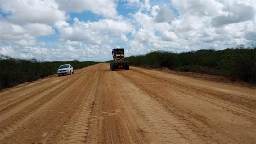 Imagem 1 - Em Nota, o Governo do Estado diz que "Rogério Simonetti precisa de projetos alheios para chamar de seu", enquanto que obras de fundamental importância para o Rio Grande do Norte, como a duplicação da BR 304, a transposição do São Francisco para o Alto Oeste, a barragem Passagem das Traíras no Seridó, a Estrada do Cajueiro, a reativação do ramal ferroviário no RN, entre outras, estão paradas ou nem saíram do papel. A reação forte do Governo em nota, foi em relação ao fato de Rogério Marinho tomar o projeto da estrada do Melão, acusando de forma injusta o Governo do Estado de fazer "corpo mole" para concluí-la. Imagem 1 - Em Nota, o Governo do Estado diz que "Rogério Simonetti precisa de projetos alheios para chamar de seu", enquanto que obras de fundamental importância para o Rio Grande do Norte, como a duplicação da BR 304, a transposição do São Francisco para o Alto Oeste, a barragem Passagem das Traíras no Seridó, a Estrada do Cajueiro, a reativação do ramal ferroviário no RN, entre outras, estão paradas ou nem saíram do papel. A reação forte do Governo em nota, foi em relação ao fato de Rogério Marinho tomar o projeto da estrada do Melão, acusando de forma injusta o Governo do Estado de fazer "corpo mole" para concluí-la.