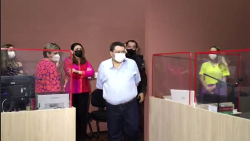 Imagem 1 -  Médico acusado de ter atirado friamente e sem motivo na cabeça da senhora Dona Chica, e ter tentado contra a vida de Seu Raimundo Nonato, em Janeiro de 2019,  ao negar o crime (CONFIRA VÍDEO), atribuiu responsabilidade a Leonardo Rodrigues, exatamente quem lhe falou no processo que ele era o responsável pelo assassinato brutal. Ainda  em seu depoimento, Wilson Jales atribui o fato de está sendo acusado do crime por questões politicas.